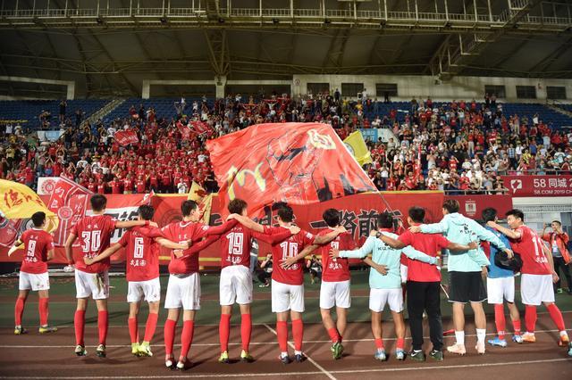 足球欧洲媒体盛赞某国脚：执行力极强（欧媒盛赞某国脚：执行力出众）