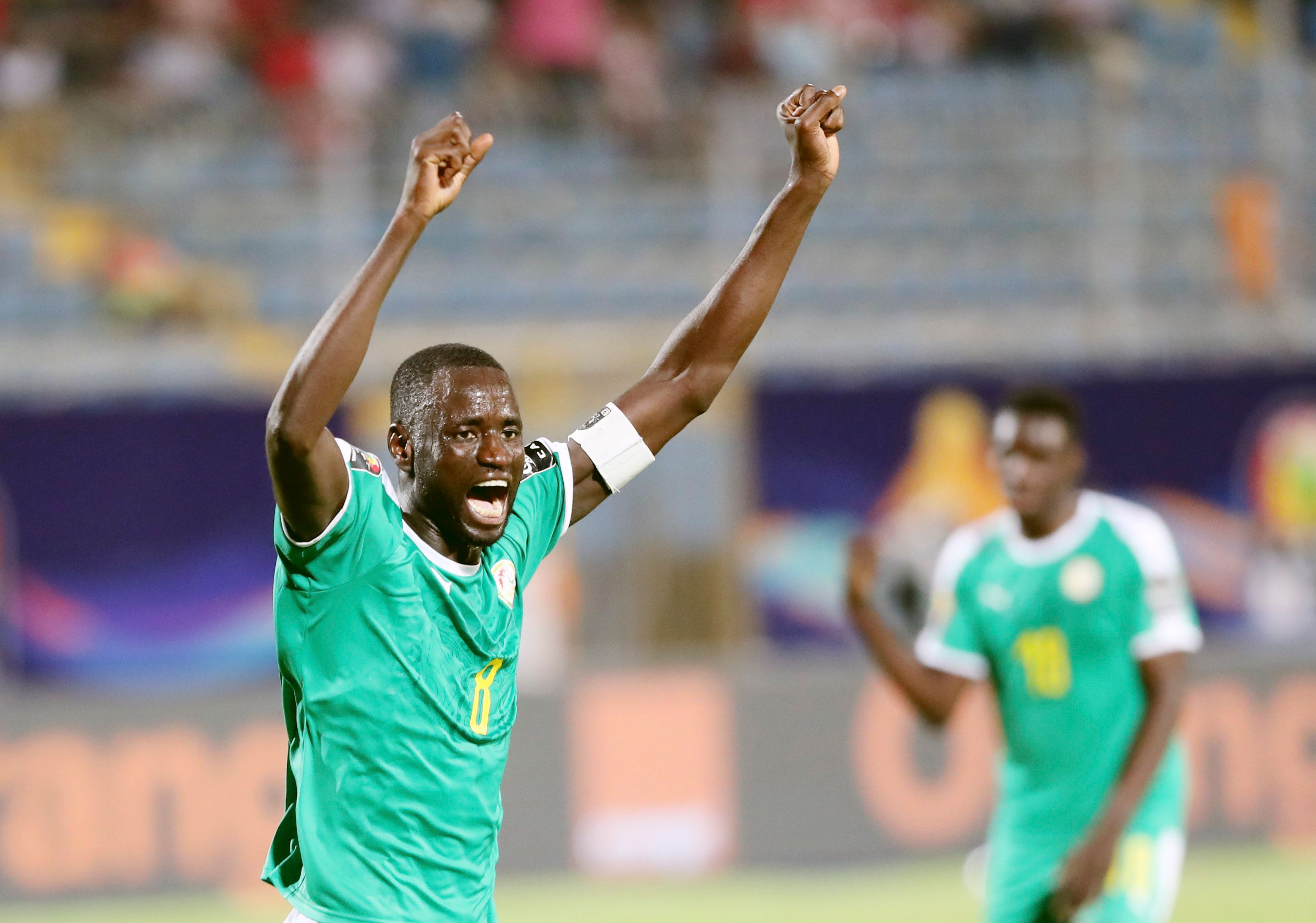 詹姆斯背后传球制造得分机会（詹姆斯背后妙传创造得分良机）