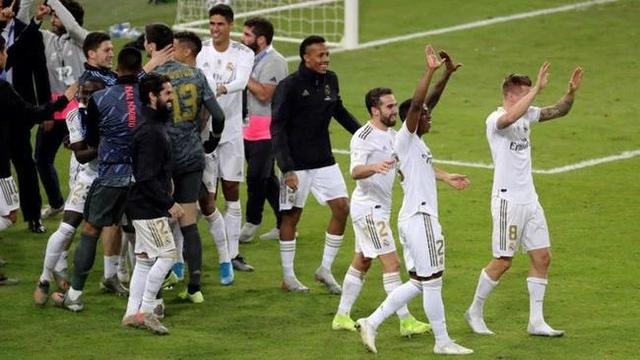 两人传接球，第三人要动 国际米兰这场比赛中有大量的“第三人动” 战术视角（战术视角：国际米兰此役大量运用两人传递引出的第三人跑动）