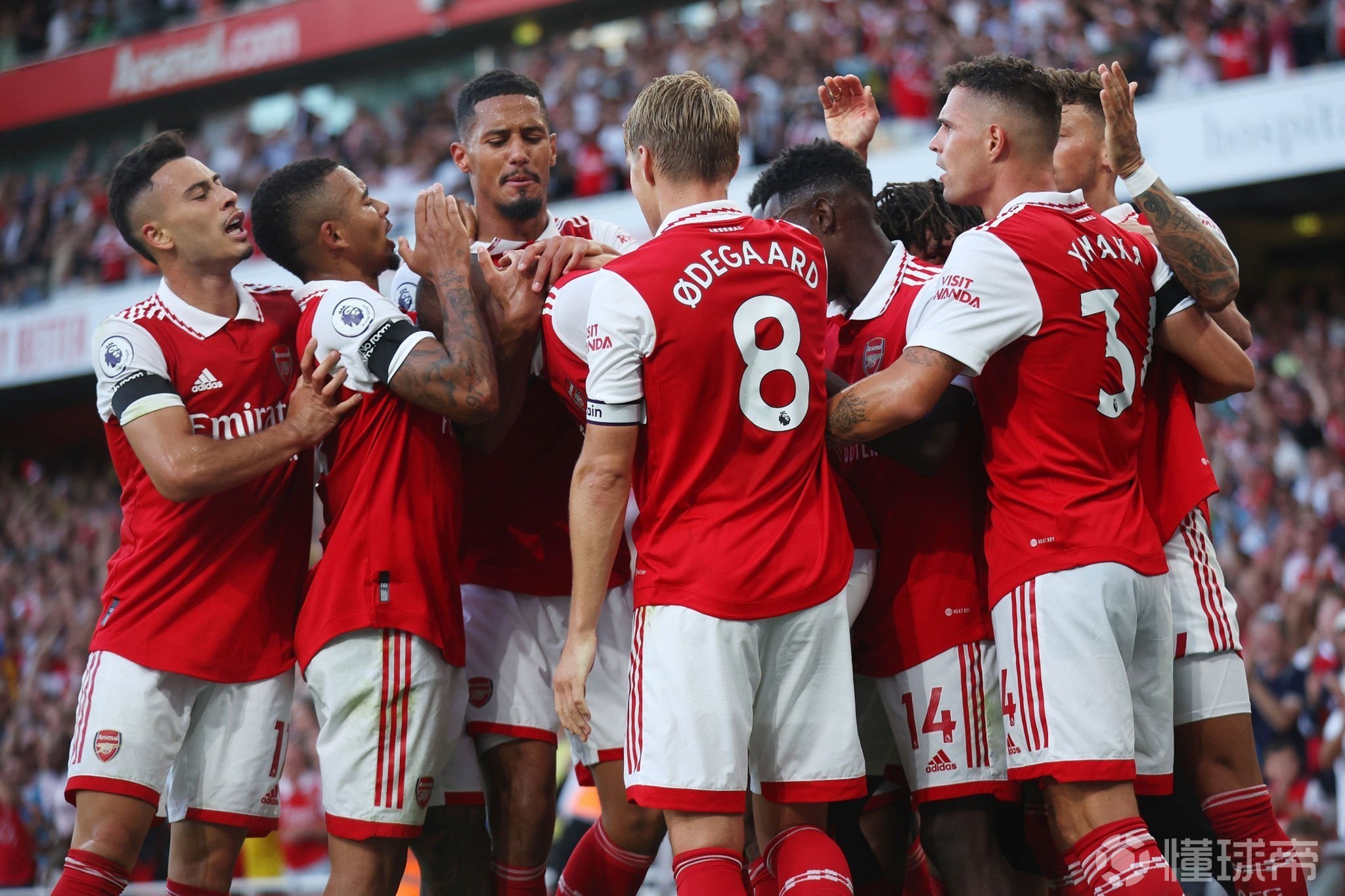 马刺后场连线表现亮眼（马刺后场组合发挥出色）