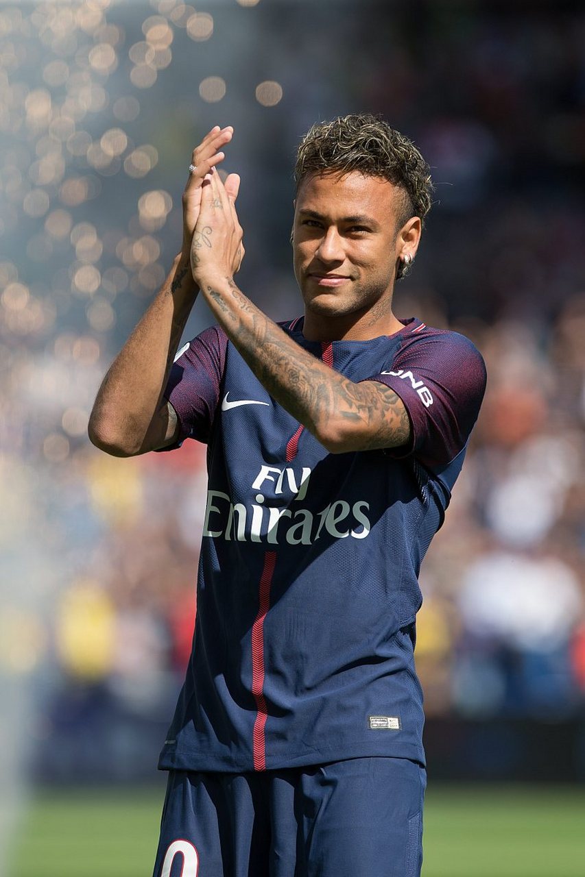 莱万：我经常带伤上场，肋骨骨折也硬撑；不着急决定未来（莱万：带伤出战成常态，肋骨骨折也坚持；未来去留不着急）