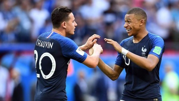 近200名精英骑手相聚成都东安湖 国际马联二星级赛事开赛（近200位顶尖骑手齐聚成都东安湖 国际马联二星级赛事鸣枪开赛）