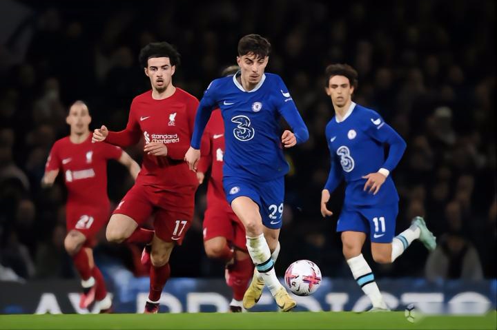 血性！韩国队球员挑衅拜合拉木，王博豪为队友出头撞倒挑事者（硬刚！韩国队员挑衅拜合拉木，王博豪挺身护队友将挑事者撞翻）