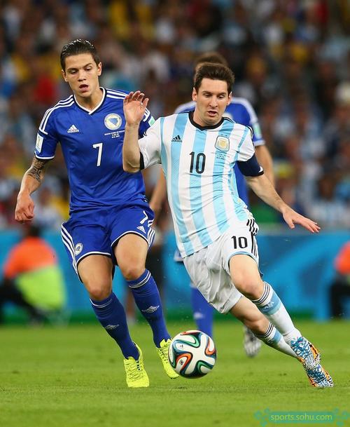 澳超官方：塔拉伊、萨拉斯当选10月／11月最佳教练／球员（澳超官宣：塔拉伊、萨拉斯荣膺10-11月最佳教练与最佳球员）